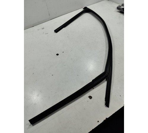 Уплотнитель стекла (передний левый)