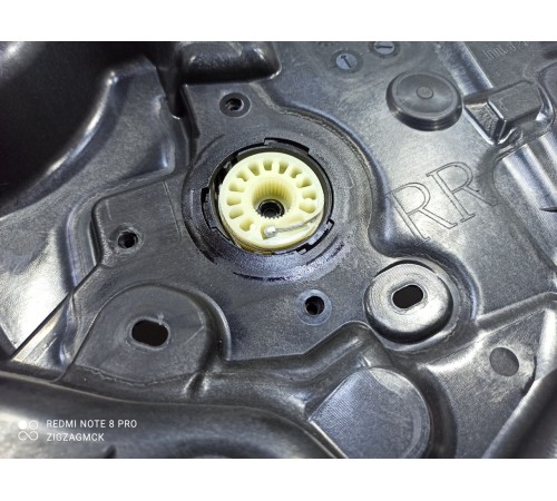 Стеклоподъемник (задний правый)