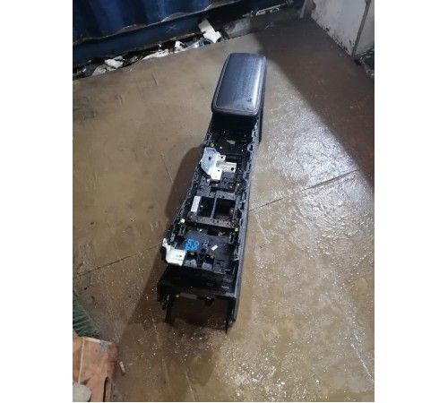 Центральная консоль (с подлокотником)