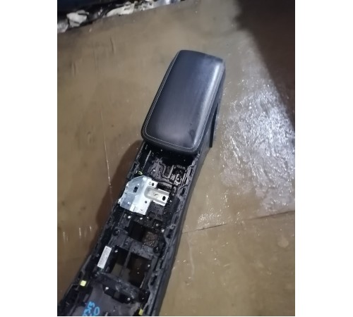 Центральная консоль (с подлокотником)