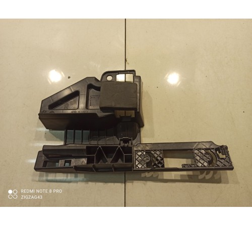 Кронштейн заднего бампера (правый)