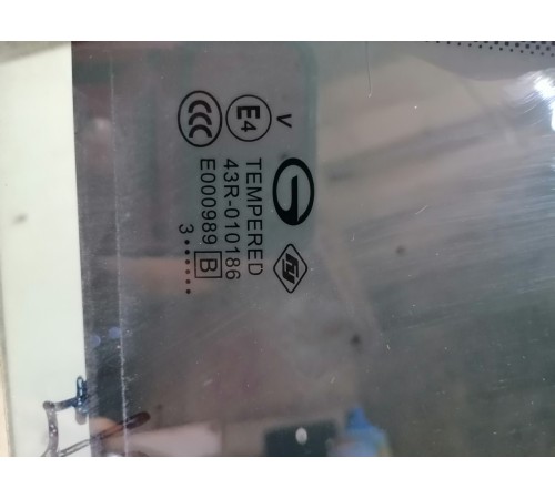 Стекло двери , форточка заднее левое