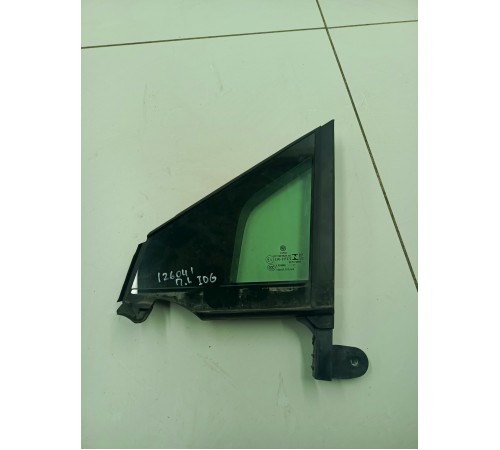 Глухое стекло форточка переднее левое 