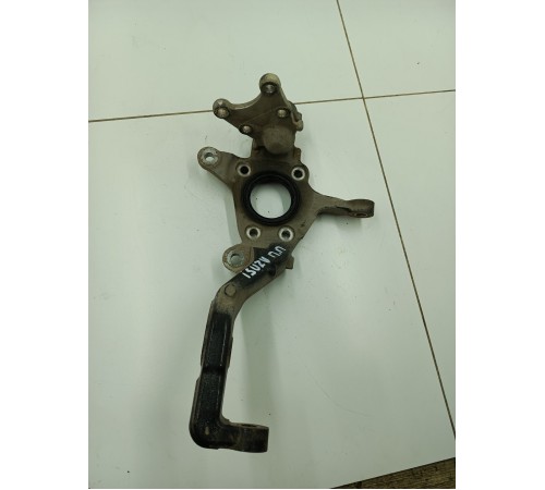 Кулак поворотный передний правый