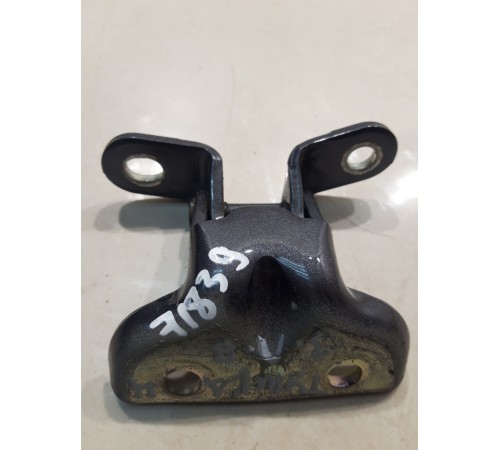 Петля двери задняя левая верхняя