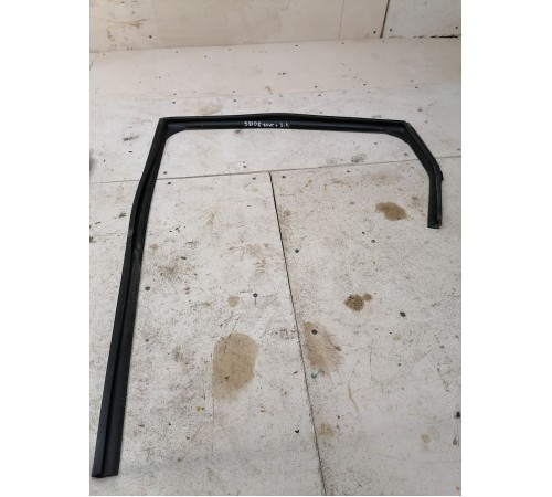 Уплотнитель стекла двери задней левой