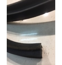 Уплотнитель двери (передний, правый)