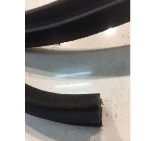 Уплотнитель двери (передний, правый)