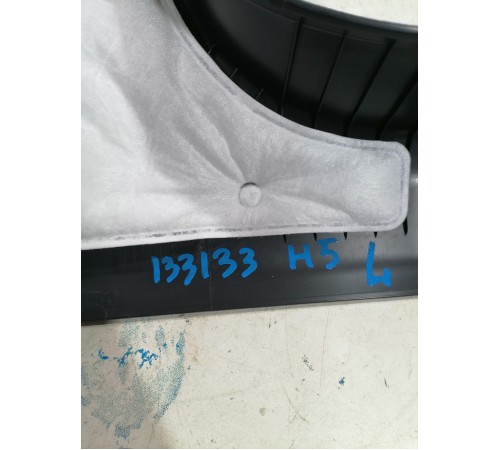 Накладка средней стойки левая