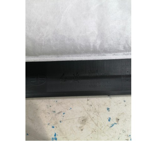 Накладка средней стойки левая