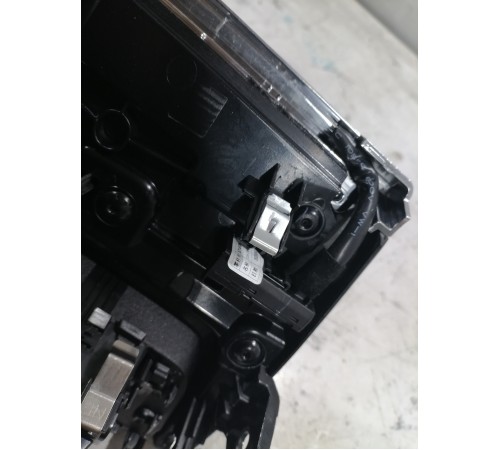 Воздушный дефлектор центральный с декоративной накладкой торпедо