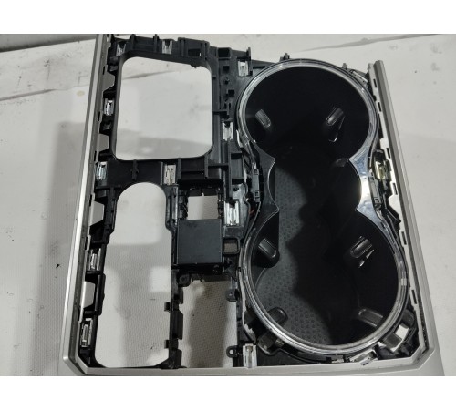 Накладка центральной консоли с подстаканниками