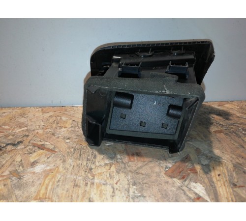 Дефлектор воздушный левый в торпедо