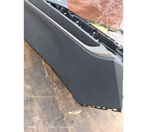 Центральная консоль с подлокотником