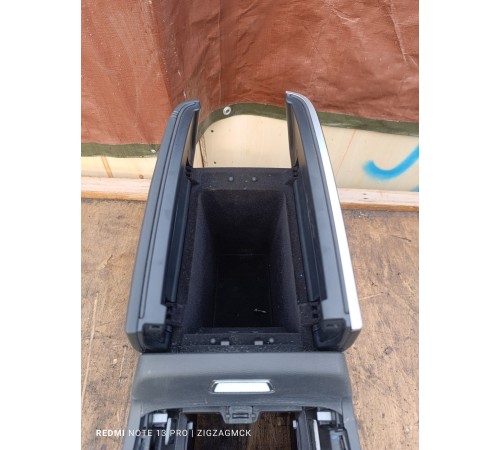 Центральная консоль с подлокотником