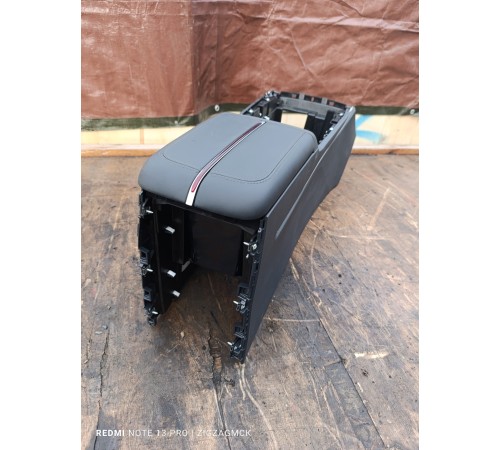 Центральная консоль с подлокотником