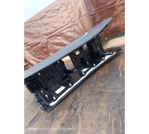 Центральная консоль с подлокотником