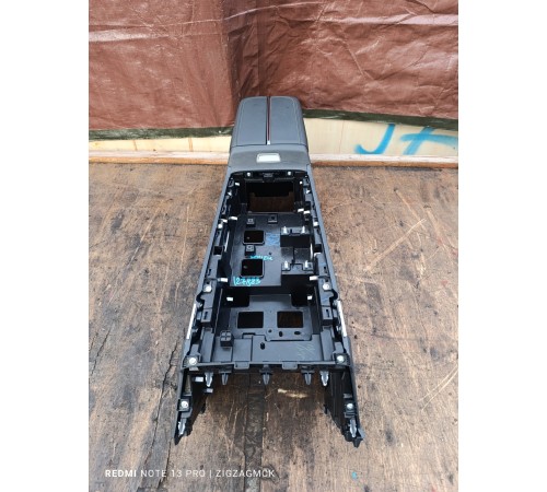 Центральная консоль с подлокотником