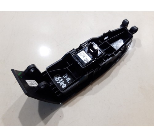 Кнопка стеклоподъемника (передняя правая)