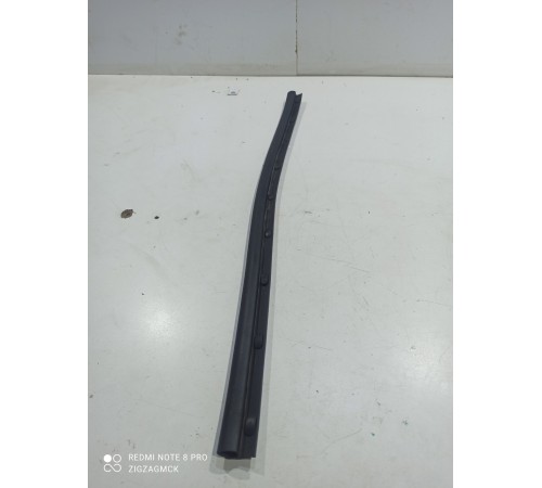 Уплотнитель капота