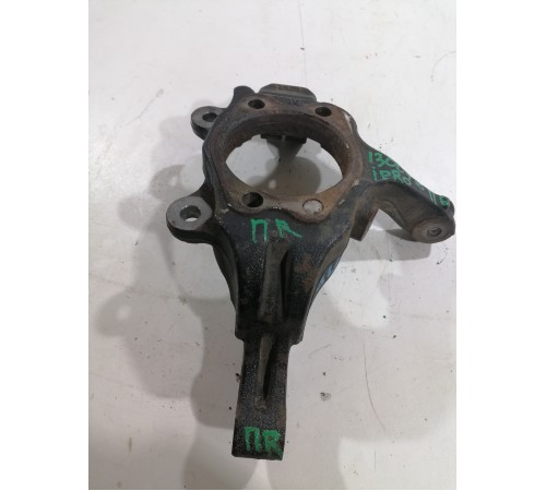 Кулак поворотный передний правый