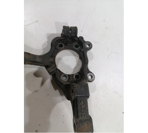 Кулак поворотный передний правый