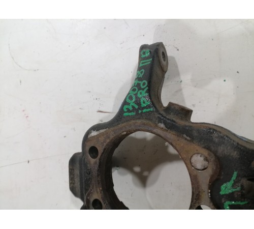 Кулак поворотный передний правый