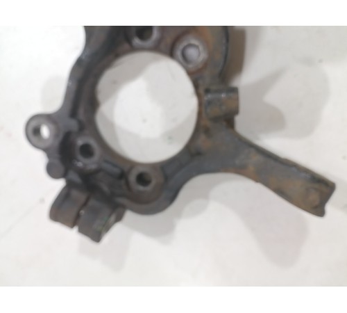 Кулак поворотный передний правый