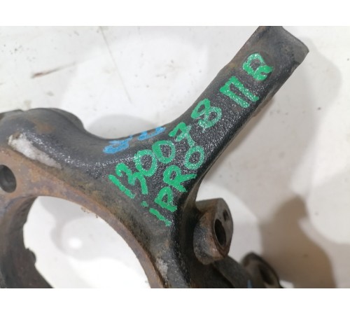 Кулак поворотный передний правый