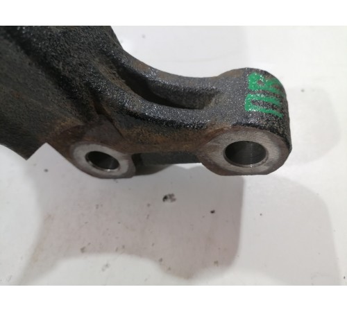 Кулак поворотный передний правый