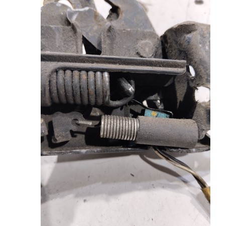 Замок капота