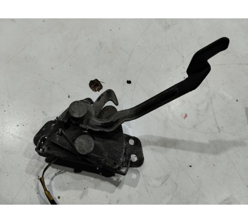 Замок капота