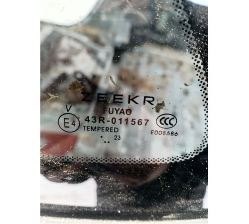 Глухое стекло заднее левое