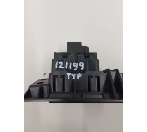 Кнопка включения стояночного тормоза