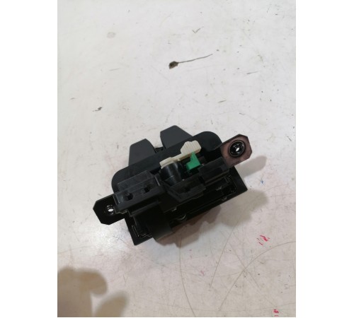 Замок крышки багажника