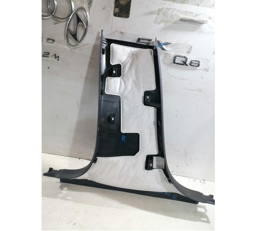 Накладка средней стойки правая