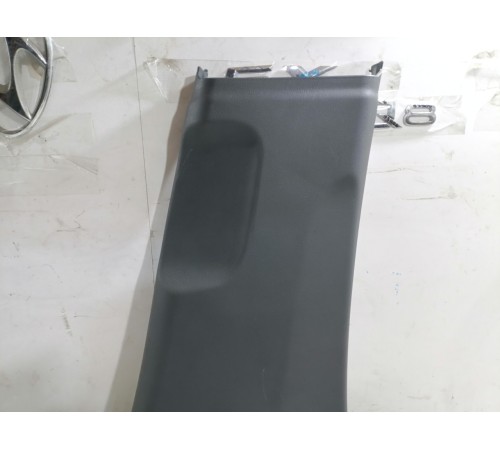 Накладка средней стойки правая