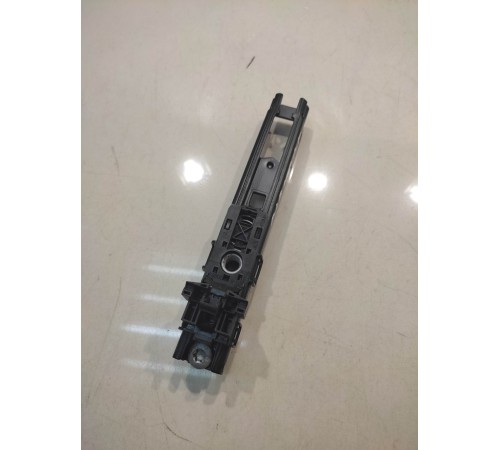 крепление регулировки ремня безопасности (переднее левое)