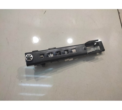 крепление регулировки ремня безопасности (переднее левое)