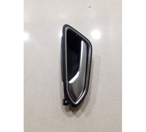 Ручка двери (задняя левая внутренняя)