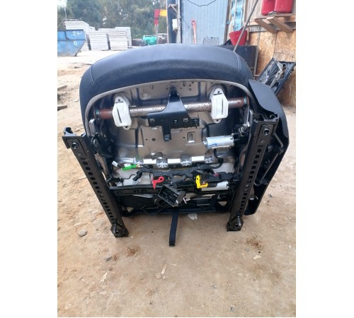 Сиденье переднее левое