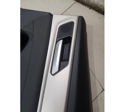 Обшивка двери задняя правая в сборе