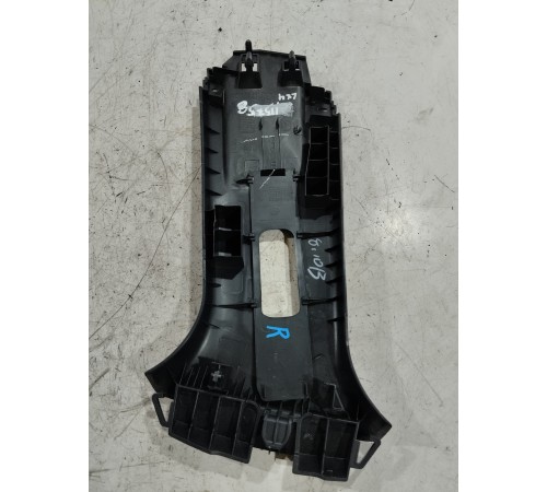 Накладка стойки правая верхняя