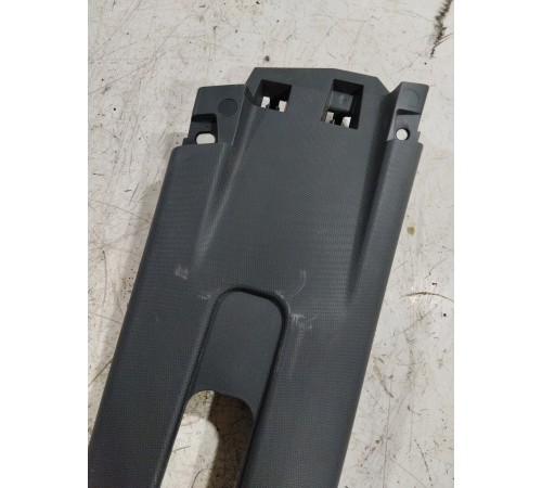 Накладка стойки правая верхняя