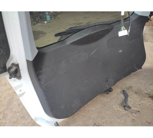 Крышка багажника в сборе