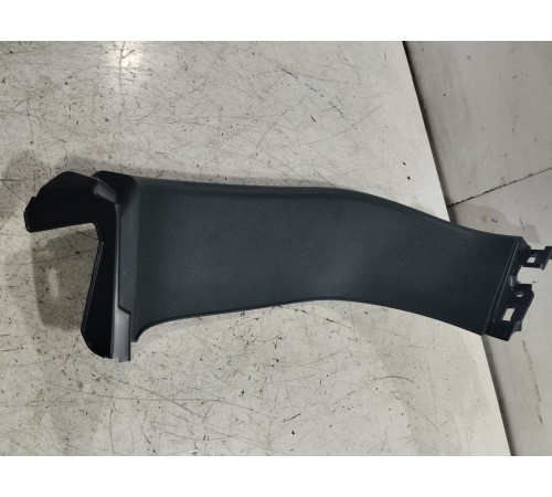 Обшивка крышки багажника правая