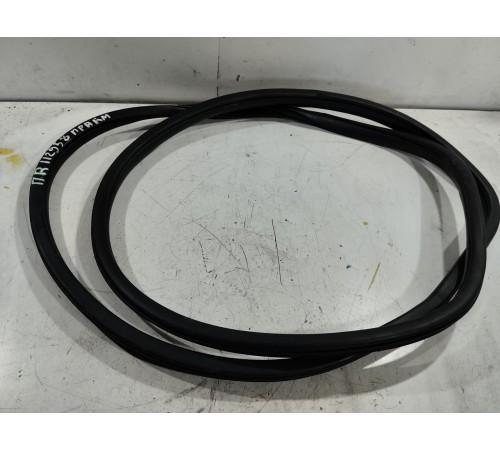 Уплотнитель двери передний правый