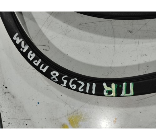 Уплотнитель двери передний правый