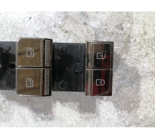 Блок кнопок управления стеклоподъёмниками передний левый