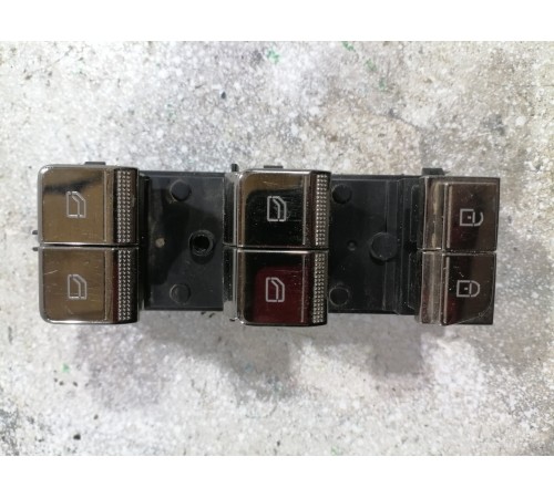 Блок кнопок управления стеклоподъёмниками передний левый